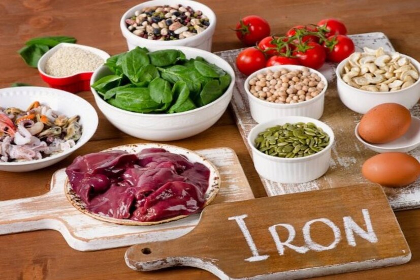 চুল পড়ে যাওয়ার অন্যতম কারণ শরীরে আয়রনের ঘাটতি৷ ডায়েটে রাখতেই হবে বিনস, মটরশুটি, ডালের মতো আয়রনে ভরপুর খাবার৷ 