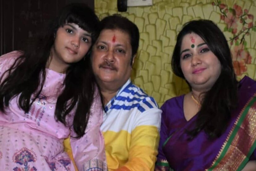স্ত্রী ও মেয়ের সঙ্গে জমিয়ে আনন্দ করেছিলেন পুজোর দিনগুলিতে