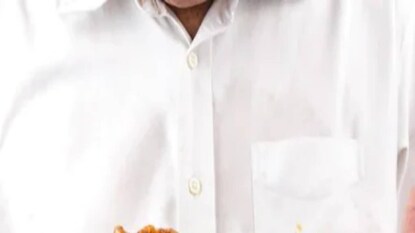 সাদা জামার রং ধরে রাখা খুবই কঠিন সাদা জামার রং ধরে রাখা খুবই কঠিন