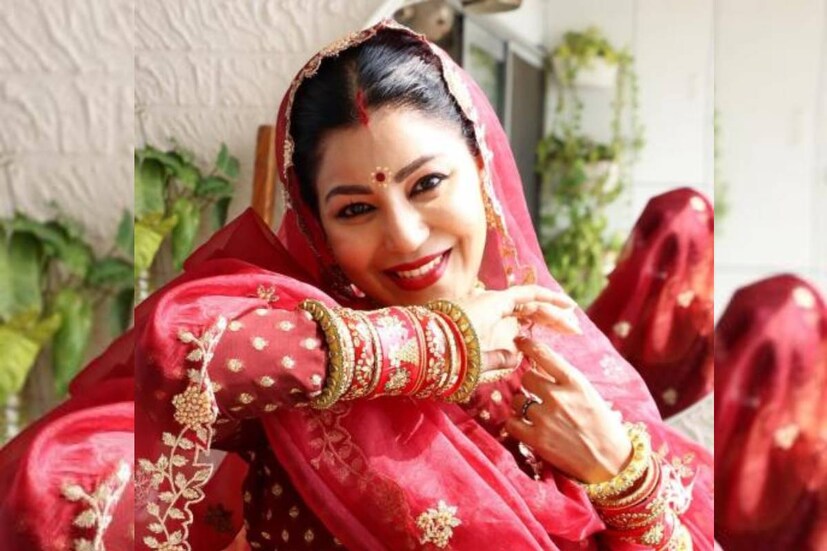লাল আনারকলি পোশাকের সঙ্গে কেশসজ্জা ও নিজের মেকআপ নিজেই করেছেন দেবিনা। লাল পোশাকের সঙ্গে চন্দনের ফোঁটায় তাঁকে দেখতে লাগছে বিয়ের কনের মতোই।