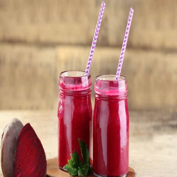 সাংরিয়ার (Sangria) নামও আমরা সবাই শুনেছি। এটা ব্রা‍‍ঞ্চ হোক বা নৈশভোজ- সবকিছুর সঙ্গে মানানসই। সাধারণত রেড ওয়াইন বা সাদা  ওয়াইন দিয়ে এটি বানানো হয়। একটা সুন্দর মুড এনে দিতে সাংরিয়ার জুড়ি মেলা ভার।