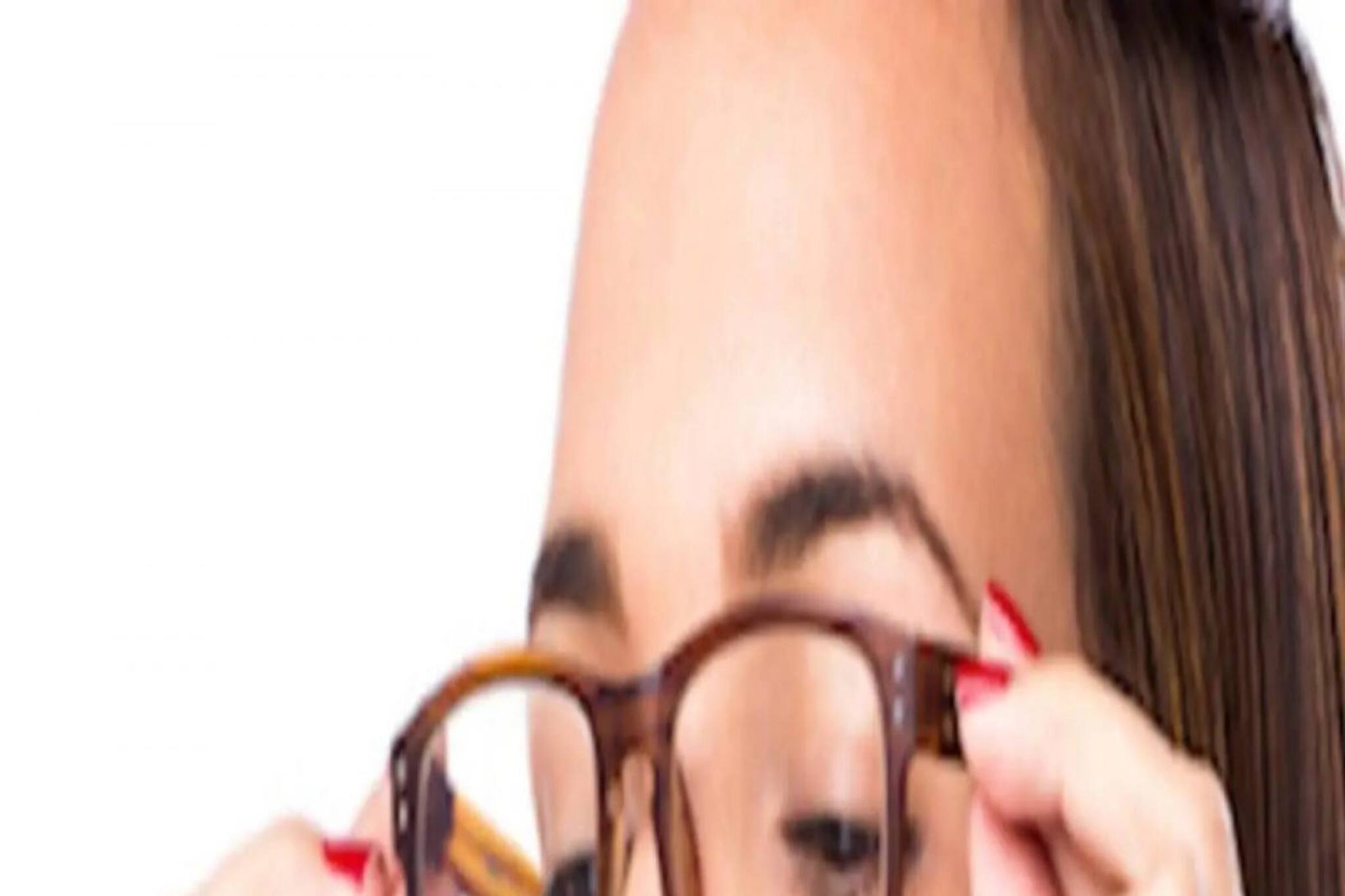 নাকের দুপাশে চশমার ফ্রেমের দাগ? তুলে ফেলুন এই ঘরোয়া উপায়ে