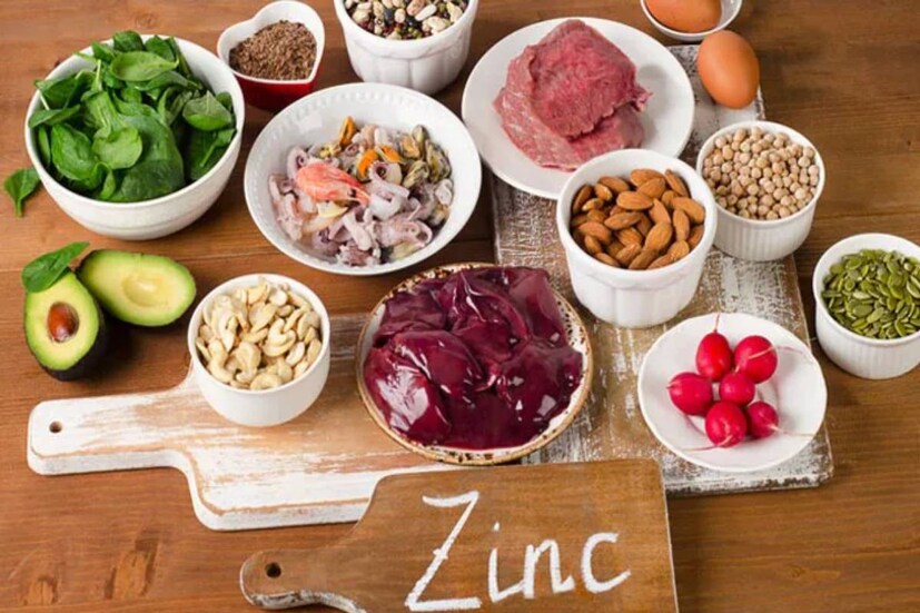 খুসকির সমস্যা কমিয়ে নতুন চুল জন্মাতে সাহায্য করে জিঙ্ক৷ যে সব খাবারে জিঙ্ক প্রচুর পরিমাণে থাকে সেগুলির মধ্যে ডাল, বাদাম ও দানাশস্য অন্যতম৷ 