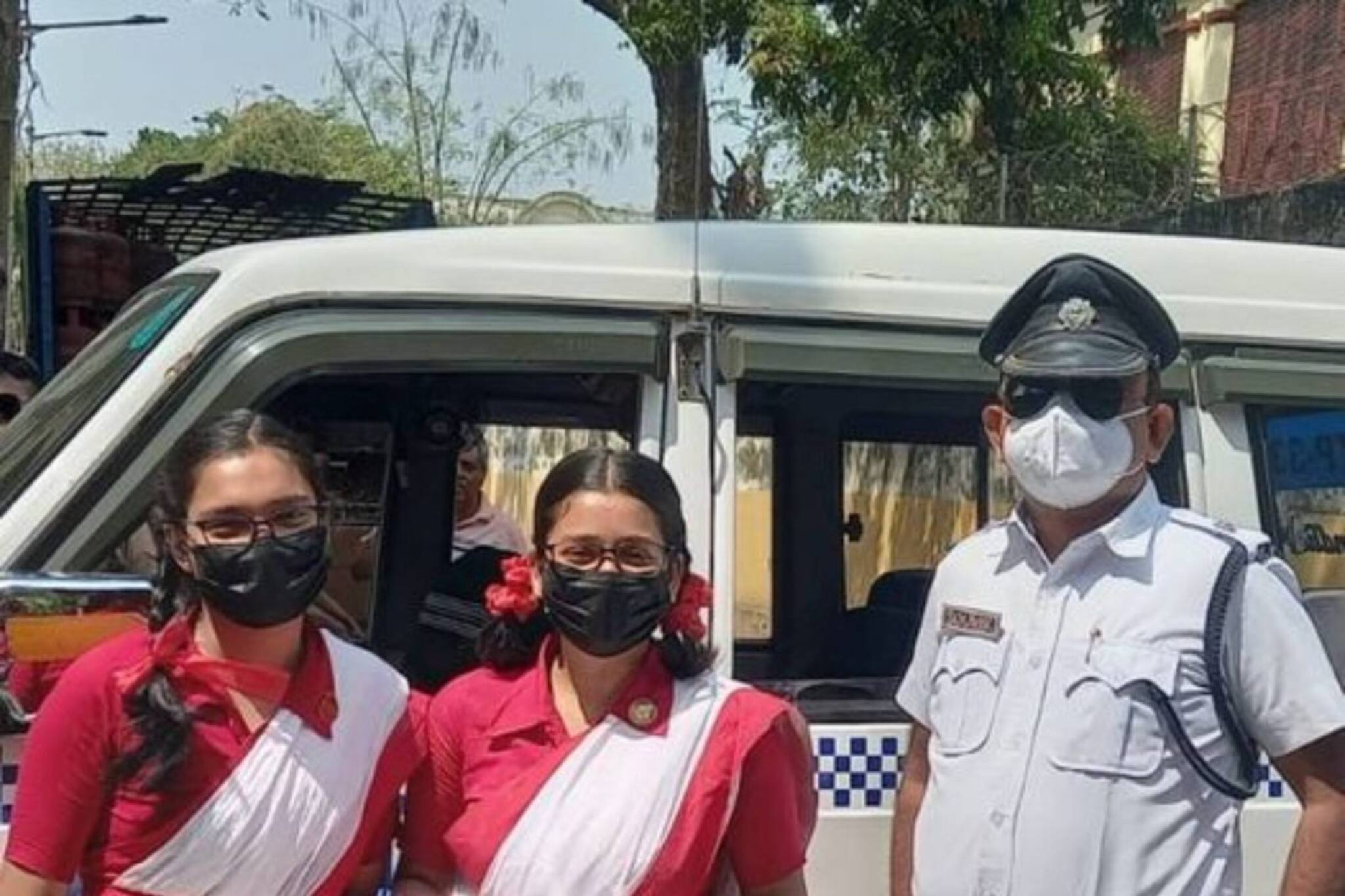 গাড়ি বিগড়ে বিপত্তি! অবশেষে কলকাতা পুলিশের গাড়িতে নির্বিঘ্নে পরীক্ষাকেন্দ্রে