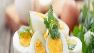 যাঁরা ওজন কমাতে চাইছেন তাঁদের ডায়েটের  প্রধান অংশ নিঃসন্দেহে ডিম। অনেকেই ডিমের কুসুম এড়িয়ে চলেন ফ্যাট বাদ দেওয়ার জন্য। কিন্তু এটা কি জানেন যে ডিমের সঙ্গে তিনটি বিশেষ জিনিস মিশিয়ে খেলে ওজন কমানোর প্রক্রিয়ার গতি বাড়ানো যায় সহজেই। 