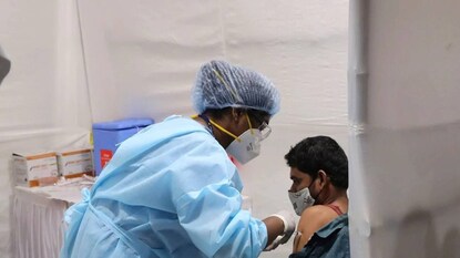 একদিকে স্কুলের পঠনপাঠন, অন্যদিকে টিকাকরণ, দুই-ই চলছে সমান তালে একদিকে স্কুলের পঠনপাঠন, অন্যদিকে টিকাকরণ, দুই-ই চলছে সমান তালে