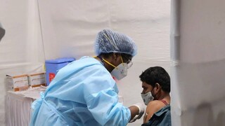 একদিকে স্কুলের পঠনপাঠন, অন্যদিকে টিকাকরণ, দুই-ই চলছে সমান তালে একদিকে স্কুলের পঠনপাঠন, অন্যদিকে টিকাকরণ, দুই-ই চলছে সমান তালে