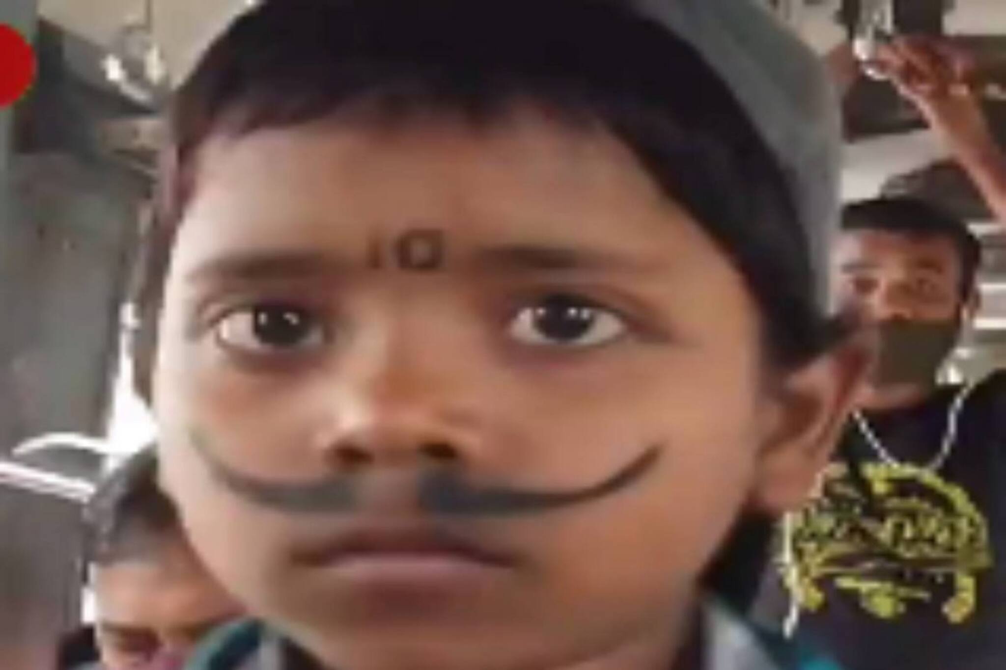 স্কুল যাওয়ার বয়সে ট্রেনে খেলা দেখিয়ে ভিক্ষা করতে হচ্ছে ৮ বছরের ছোট্ট কৃষ্ণাকে