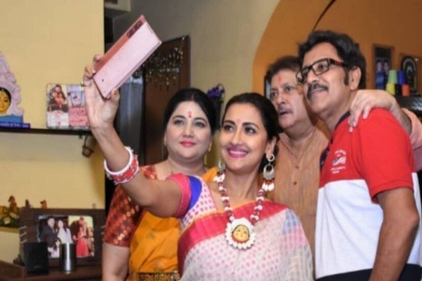ইন্ডাস্ট্রির ঘনিষ্ঠ বন্ধুরা এসেছিলেন শারদোৎসবে অভিষেকের বাড়িতে
