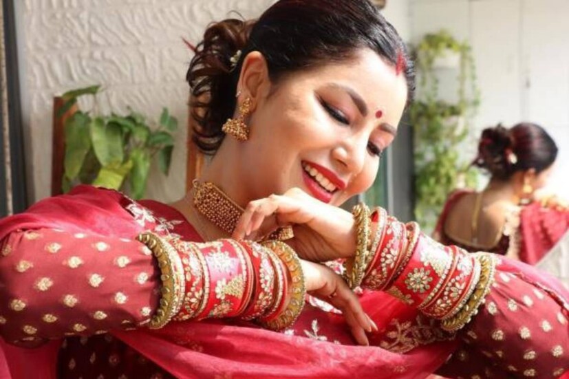শুধু সাজই নয়। দেবিনা শেয়ার করেছেন সাধ ভক্ষণ অনুষ্ঠানের খুঁটিনাটিও। জানিয়েছেন কীভাবে তাঁর মা পুরো অনুষ্ঠানটিকে তাঁর জন্য বিশেষ করে তুলেছেন।