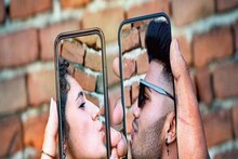 অনলাইন ডেটিংয়ে এখন প্রেম বা আলাপের প্রথম প্রস্তাব দিচ্ছে মেয়েরাই: সমীক্ষা