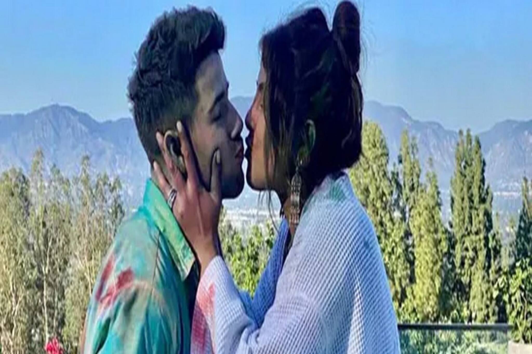 জলভরা বেলুনে দেশি স্টাইলে রঙ খেললেন নিক প্রিয়াঙ্কা, ভাইরাল রঙমাখা চুম্বনের ছবি