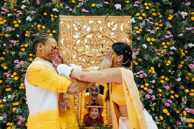গায়ে হলুদের সময়ে বর বউ দুজনেই একে অপরকে গায়ে হলুদ লাগান৷ (pc: rahul chahar instagram)
