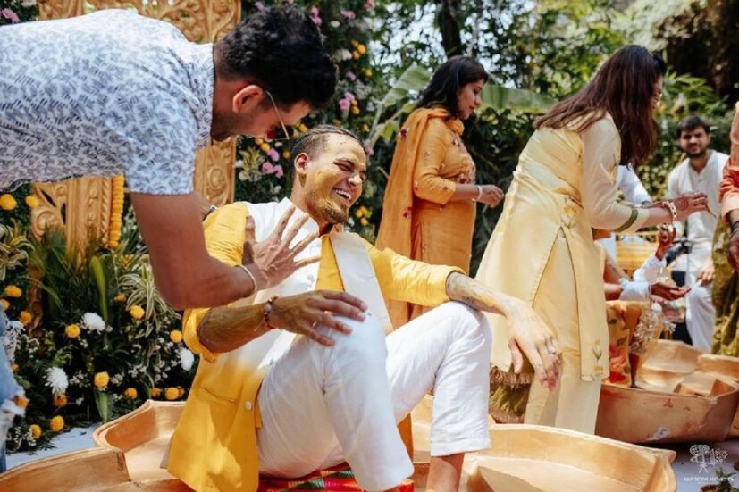 রাহুলের ভাই, দীপক চাহারও গায়ে হলুদ লাগান৷ দুই ভাই মিলে দারুণ মস্তি করেন৷ দীপক চাহারের বাগদত্তা জয়া ভরদ্বাজও এই অনুষ্ঠানে হাজির ছিলেন৷ (pc: rahul chahar instagram)