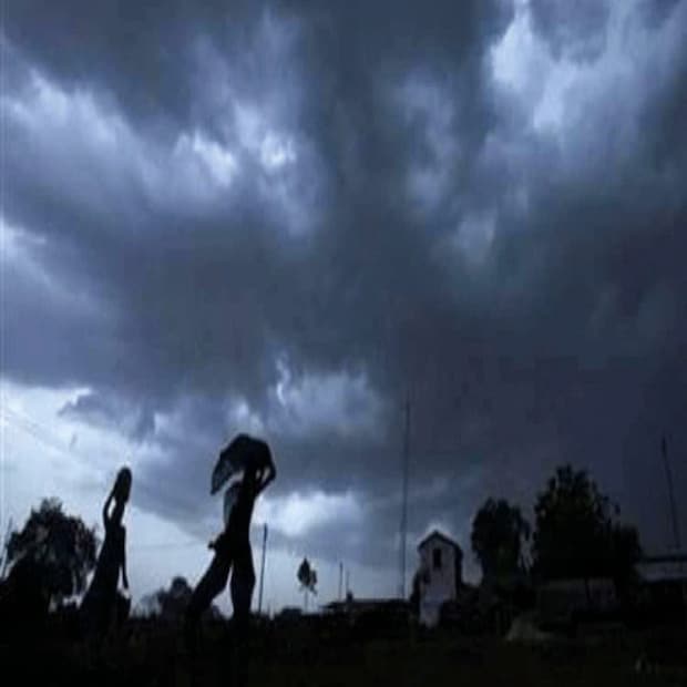 অবশ্য আগামিকাল বৃষ্টির ফলে তাপমাত্রা কিছুটা হলেও কমবে বলে আশা করা যাচ্ছে। এছাড়া পশ্চিমের যে জেলাগুলিতে তাপপ্রবাহের সতর্কতা জারি করা হয়েছিল তাও আর থাকবে না বলে পূর্বাভাস দেওয়া হয়েছে। তার জেরে কিছুটা হলেও মিলবে স্বস্তি। আর বিকেলের দিক থেকে আবহাওয়াও বেশ মনোরম হয়ে উঠতে পারে। তার পরিবর্তে বৃষ্টি নামতে পারে ঝেঁপে।