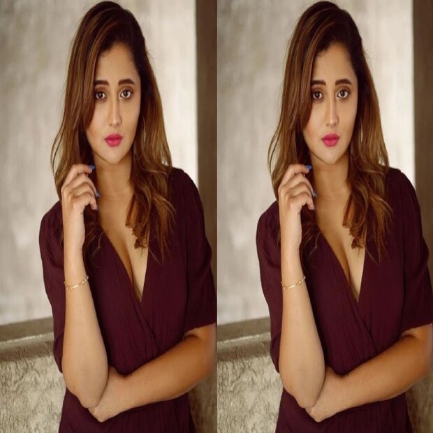 রশ্মি দেশাইয়ের ছবি বা ভিডিও মুহূর্তেই ঝড়ের গতিতে ভাইরাল হয়ে য়ায় ৷ তিনিও ছবি বা ভিডিও-র মাধ্যমে ভক্তদের সঙ্গে এক আলাদা সংযোগ স্থাপন করে থাকেন ৷ ছবি সৌজন্যে ইনস্টাগ্রাম ৷ 