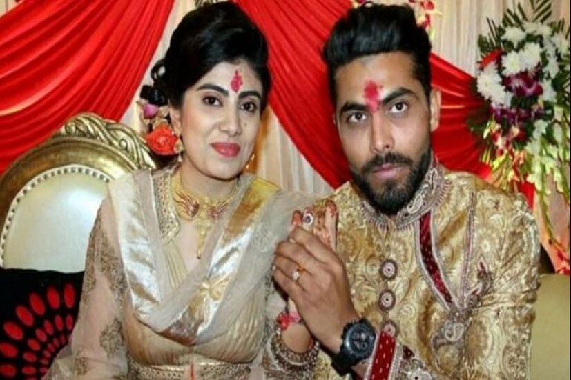 মোটর সাইকেলে থাকা প্রীতি শর্মা নামের মহিলার অল্প চোট লাগে৷ রবীন্দ্র জাদেজা তাঁকে নিয়ে হাসপাতালে দৌড়ন৷ সেখানে চিকিৎসার পর তাঁকে দ্রুত ছেড়ে দেওয়া হয়৷