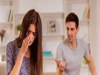 ৩. খারাপ ভাষা প্রয়োগ করছে

খারাপ ভাষার একটা সীমা রয়েছে। এবার নিজের সঙ্গীকে অকারণে কারণে যদি কেউ খারাপ ভাষা নিয়মিত প্রয়োগ করতে থাকেন, তবে বুঝতে হবে যে সমস্যা রয়েছে এর পিছনে। আর এটা কোনওমতেই মেনে নেওয়া যায়। কোনও মানুষ নিয়মিত খারাপ ভাষা শুনবেন কেন বলুন তো! তাই সতর্ক হয়ে যান। এটা মাথায় রাখলেই অনেকটা বুঝতে পারবেন।