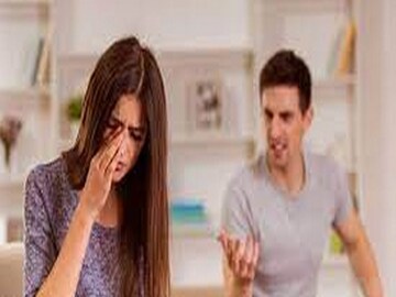 ৩. খারাপ ভাষা প্রয়োগ করছে

খারাপ ভাষার একটা সীমা রয়েছে। এবার নিজের সঙ্গীকে অকারণে কারণে যদি কেউ খারাপ ভাষা নিয়মিত প্রয়োগ করতে থাকেন, তবে বুঝতে হবে যে সমস্যা রয়েছে এর পিছনে। আর এটা কোনওমতেই মেনে নেওয়া যায়। কোনও মানুষ নিয়মিত খারাপ ভাষা শুনবেন কেন বলুন তো! তাই সতর্ক হয়ে যান। এটা মাথায় রাখলেই অনেকটা বুঝতে পারবেন।