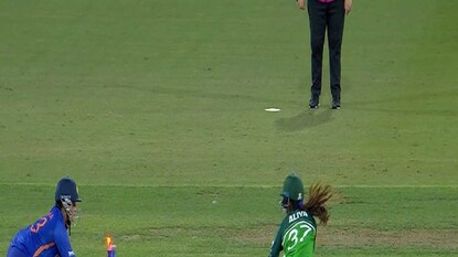 চারটি ক্যাচ এবং একটি স্টাম্পিং করে পাক বধে দুরন্ত রিচা চারটি ক্যাচ এবং একটি স্টাম্পিং করে পাক বধে দুরন্ত রিচা