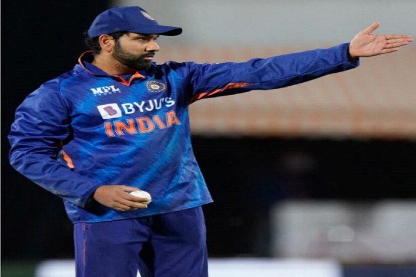 এটা প্রথমবার নয় যে রোহিত শর্মা (Rohit Sharma) নীল রঙের গাড়ি কিনলেন৷ এই রঙেরই বিএমডাব্লু গাড়িও আছে তাঁর৷  (AP)