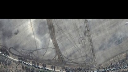 ৬৪ কিলোমিটার দীর্ঘ রাশিয়ার এই সেনা কনভয় ধরা পড়েছে উপগ্রহ চিত্রে৷ Photo- Maxar Technologies/Reuters ৬৪ কিলোমিটার দীর্ঘ রাশিয়ার এই সেনা কনভয় ধরা পড়েছে উপগ্রহ চিত্রে৷ Photo- Maxar Technologies/Reuters