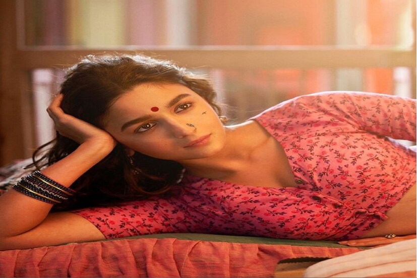 মুক্তি পেয়েছে আলিয়া ভাট অভিনীত ছবি 'গঙ্গুবাই কাথিয়াওয়াড়ি।&quot; সঞ্জয় লীলা বনশালির ছবিতে সবটা জুড়েই আলিয়া। এক সপ্তাহ যেতে না যেতেই এই ছবি বক্স অফিসে ১০০ কোটির ঘরে ঢুকে পড়ল। photo source Instagram 