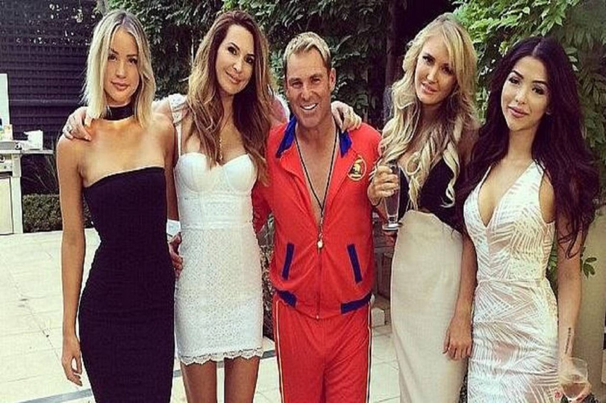 প্রতি রাতে নতুন মহিলা, ড্রাগ নেওয়া, তাঁরই হাতে বল অফ সেঞ্চুরি, রঙিন ওয়ার্ন