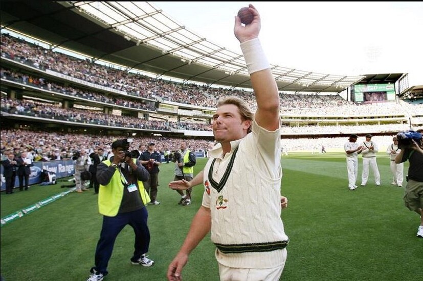 #ব্যাঙ্কক: শেন ওয়ার্ন (Shane Warne) বন্ধুদের সঙ্গে বেড়াতে গিয়েছিলেন থাইল্যান্ডের সামুজানা ভিলায় যা কোহ সামুই দ্বীপে রয়েছে৷ এই ট্রিপের ২৪ ঘণ্টা আগে এয়ারপোর্টে ভক্তদের সঙ্গে হাসিমুখে ছবিও তুলেছিলেন স্পিন উইজার্ড৷ কিন্তু স্পিন ম্যাজিশিয়ান জানতেও পারেননি কয়েক ঘণ্টার মধ্যে তাঁর জীবনে চরম যবনিকা পাত (Shane Warne Passes Away) হতে চলেছে৷ Photo- AFP 