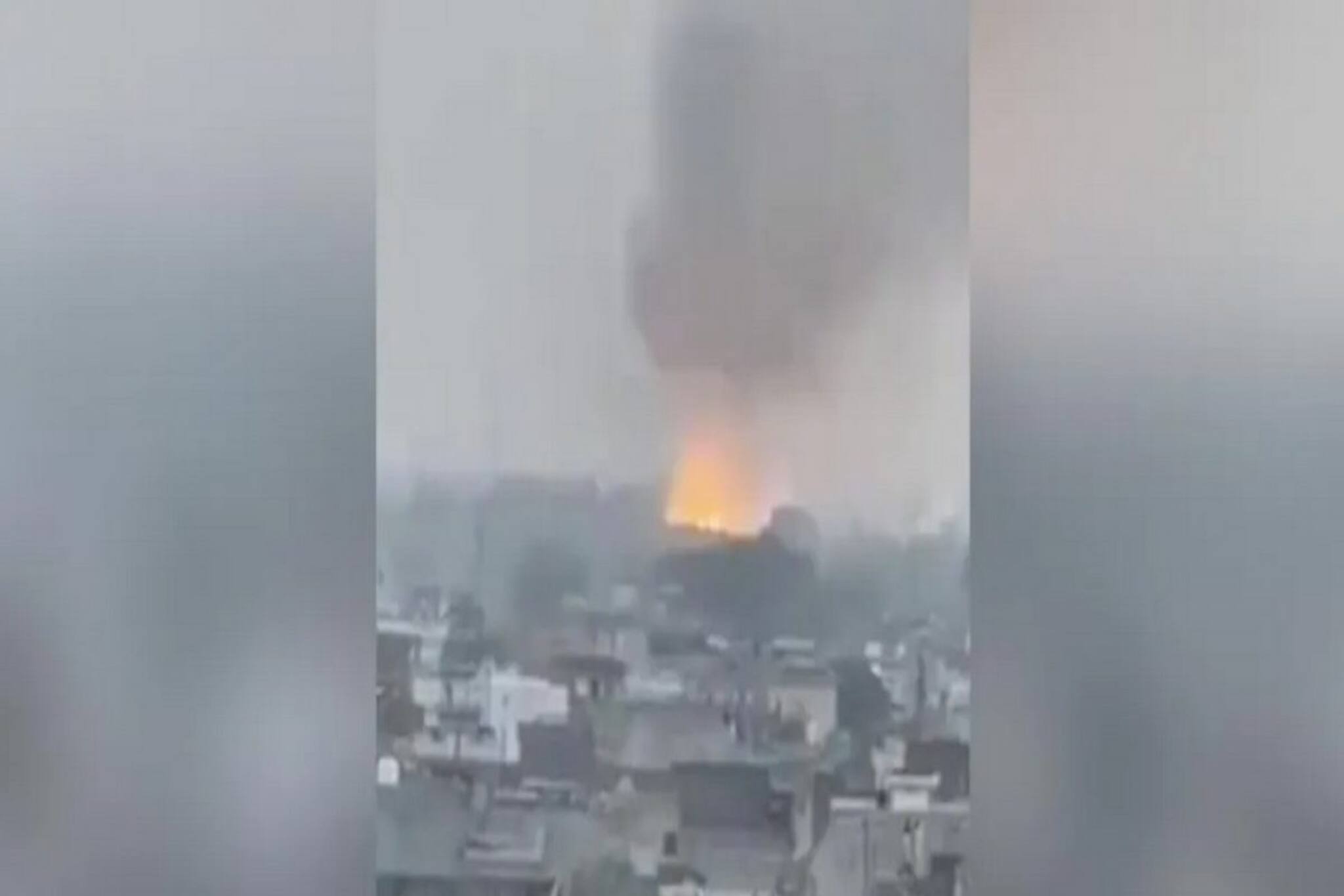 সাতসকালেই বীভৎস শব্দ! ভয়ঙ্কর বিস্ফোরণ পাকিস্তানের শিয়ালকোটের সামরিক ঘাঁটিতে