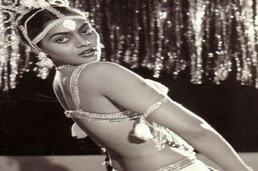চেন্নাই: সিল্ক স্মিতা (Silk Smitha) তামিল সিনেমার  এমন এক অভিনেত্রী যিনি নিজের বোল্ড (Bold) ও গ্ল্যামারাস আন্দাজের জন্য সবসময়েই চর্চায় থাকতেন৷ সিল্কের লাইফের বিষয়ে প্রচুর মানুষ জানতেন৷ আবার বহু মানুষ আছেন যাঁরা এখনও গ্ল্যামারাস সিল্ক স্মিতার বিষয়ে জানতে চান৷ সিল্ক স্মিতার লাইফের আধারেই তৈরি হয়েছিল বলিউডের সুপারহিট ফিল্ম দ্য ডার্টি পিকচার  (The Dirty Picture)৷ এই সিনেমায় বলিউডের (Bollywood) সুপারহিট অভিনেত্রী বিদ্যা বালন সিল্ক স্মিতার চরিত্রে অভিনয় করেছিলেন৷ সিনেমায় সিল্ক স্মিতার চরিত্রের সব দিকই দেখা গিয়েছিল৷ এই সিনেমা রিলিজের পর ফের একবার শিরোনামে এসে গিয়েছিলেন সিল্ক স্মিতা (Silk Smitha) ৷ Photo Courtesy- Silk Smita96/ Instagram 