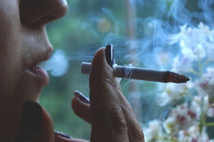 #কলকাতা: ধূমপান  (Smoking)  করেন? ভাবছেন ছাড়বেন কি করে (How to quit smoking )? ধূমপানের একাধিক ক্ষতি রয়েছে৷ তাই মানুষকে সেই ক্ষতি সম্পর্কে ওয়াকিবহাল করার জন্য  নো স্মোকিং ডে ২০২২ (No Smoking Day 2022) পালিত হচ্ছে৷ প্রতি বছরেই মার্চের দ্বিতীয় বুধবার এই  নো স্মোকিং ডে (No Smoking Day 2022) পালন করা হয়৷ তামাক খুবই ক্ষতিকারক জিনিস তাই সিগারেট -বিড়ি যা খাওয়াই হক তাতে একাধিক রোগের জন্ম হয়৷ Photo- Represetative 
