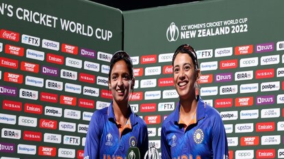 ম্যাচ সেরার পুরস্কার ভাগ করে নিলেন স্মৃতি এবং
হরমন ম্যাচ সেরার পুরস্কার ভাগ করে নিলেন স্মৃতি এবং
হরমন