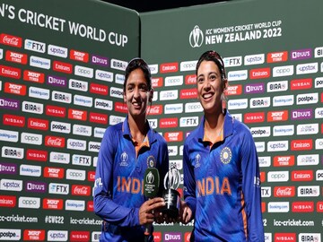 ম্যাচ সেরার পুরস্কার ভাগ করে নিলেন স্মৃতি এবং 
হরমন