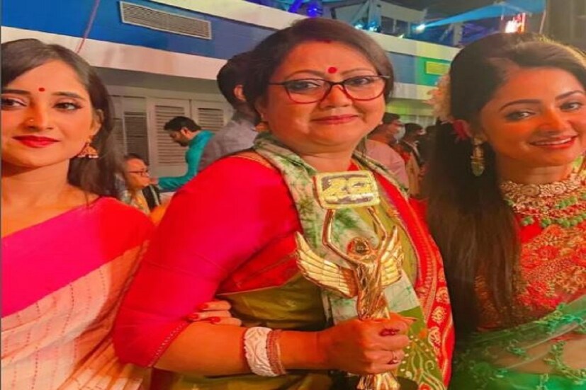 সেরা পরিবার: ম্যাজিক মোমেন্টস, অ্যাক্রপলিস এন্টারটাইনমেন্ট, সর্বাধিক জনপ্রিয় ধারাবাহিক: জি এন্টারটাইনমেন্ট (মিঠাই), সেরা কৌতুক অভিনেতা: অম্বরীশ ভট্টাচার্য ও অসীম রায় চৌধুরী ৷ সেরা কৌতুক অভিনেত্রী: অন্বেষা হাজরা, সেরা বয়স্ক জুটি: দুলাল লাহিড়ী ও রত্না ঘোষাল ৷ ছবি সৌজন্যে ইনস্টাগ্রাম ৷ 