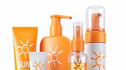 আবার সানস্ক্রিন ক্রিম বা লোশনের সুবিধা হল যে এটি সহজে ত্বক শুষে নেয়। তবে হাত দিয়ে লাগাতে হয় বলে হাত চটচটে হয়ে যায়। সেটা একটা অসুবিধা বটে। এখানে এক ধাপ এগিয়ে থাকে সানস্ক্রিন স্প্রে। কারণ এটা হাতে করে লাগাতে হয় না। আবার সানস্ক্রিন ক্রিম বা লোশনের সুবিধা হল যে এটি সহজে ত্বক শুষে নেয়। তবে হাত দিয়ে লাগাতে হয় বলে হাত চটচটে হয়ে যায়। সেটা একটা অসুবিধা বটে। এখানে এক ধাপ এগিয়ে থাকে সানস্ক্রিন স্প্রে। কারণ এটা হাতে করে লাগাতে হয় না।