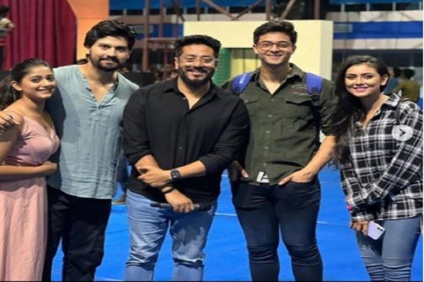 মুখ্যমন্ত্রী মমতা বন্দ্যোপাধ্যায়ের উপস্থিতিতে নেতাজি ইন্ডোর স্টেডিয়ামে বসেছিল চাঁদের হাট ৷ টলি তারকাদের জন্য এমন অনন্য সম্মান ভাললাগার এক আলাদা মাত্রা স্পর্শ করে ৷ এছাড়াও উপস্থিত ছিলেন ব্যারাকপুরের বিধায়ক তথা পরিচালক রাজ চক্রবর্তী, রাজ্যের মন্ত্রী অরূপ বিশ্বাস, ইন্দ্রনীল সেন-সহ প্রমুখরা ৷ ছবি সৌজন্যে ইনস্টাগ্রাম ৷ 