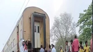 পড়ে রয়েছে বিচ্ছিন্ন হয়ে যাওয়া 
ফলকনুমা এক্সপ্রেসের কামরা৷ 