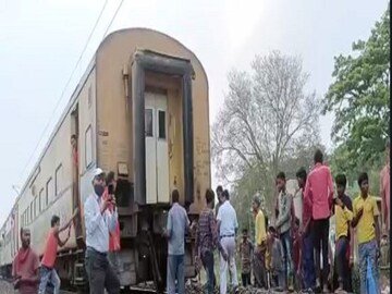 পড়ে রয়েছে বিচ্ছিন্ন হয়ে যাওয়া 
ফলকনুমা এক্সপ্রেসের কামরা৷ 