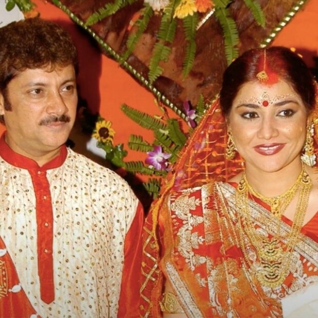 অভিনেতার বিয়ের দিনে টলিপাড়ার ছোট বড় অভিনেতা অভিনেত্রীরা প্রায় সকলেই হাজির ছিলেন সেই রাতে। অতীতের পাতা উলটে সেই সব ছবিই ফিরে এসেছে। প্রেমের বিয়ে নয়, সম্বন্ধ করে সাত পাকে বাঁধা পড়েছিলেন দুজনে। জানা যায় ম্যাট্রিমনিয়াল সাইটের বিজ্ঞাপন থেকেই বিয়ের যোগাযোগ। আর এরপরেই একটু একটু জানা-শোনার হাত ধরে সম্পর্ক গড়িয়েছিল ছাদনাতলায়।