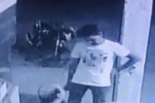 বেধড়ক মার খাচ্ছে বাবা, আমেরিকায় বসে লাইভ দেখল ছেলে, তার পর...