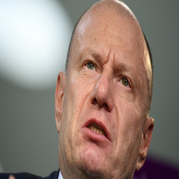 রাশিয়ার বিশেষজ্ঞরা জানিয়েছেন, পশ্চিমী দুনিয়ার নিষেধাজ্ঞার নেতিবাচক প্রভাব পড়তে শুরু হয়েছে রাশিয়ার ধনকুবেরদের উপর। শীঘ্রই আমেরিকার তালিকায় আরও কিছু রাশিয়ার ধনকুবেরদের নাম আসতে চলেছে। তার সম্পদ এক দশমিক সাত বিলিয়ন ডলার কমে ১৯ দশমিক পাঁচ বিলিয়ন ডলার হয়েছে। রাশিয়ান ধনকুবের ভ্লাদিমির পোটানিন তার সম্পদের এক চতুর্থাংশ হারিয়েছেন।