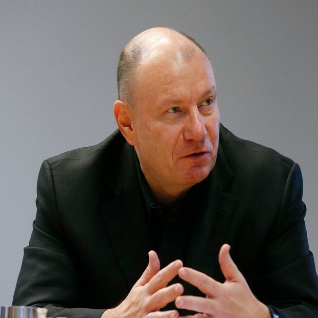 ডলারভিত্তিতে সবচেয়ে বেশি ক্ষতি হয়েছে ভোলগা গ্রুপের নিয়ন্ত্রণকারী গেনাডি টিমচেঙ্কোর। তার সম্পদ ২২ বিলিয়ন ডলার থেকে ১১ বিলিয়ন ডলারে দাঁড়িয়েছে। তাছাড়া রাশিয়ার গ্যাস কোম্পানি নোভেটেকের প্রধান নির্বাহী লিওনিড মিখেলসন ১০ দশমিক পাঁচ বিলিয়ন ডলার হারিয়েছেন।