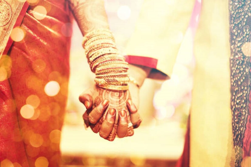 বিবাহ জীবনের (Marriage)এক গুরুত্বপূর্ণ সিদ্ধান্ত। কারণ, এক্ষেত্রে একজন মানুষের সঙ্গে সারাজীবন থাকার সিদ্ধান্ত নিয়ে থাকি আমরা। সেক্ষেত্রে সেই মানুষটি আমার জন্য় সঠিক কিনা, তা বুঝে সিদ্ধান্ত নিতে সময় লেগে যায়। একটা বয়সের পর অভিভাবকরা বিয়ের জন্য় চাপ দিতে থাকেন। মেয়েদের মতো ছেলেদেরও সেই সমস্য়ার মুখোমুখি হতে হয়। প্রতীকী ছবি। 