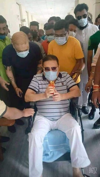 চিকিৎসক অরুনাভ সেনগুপ্ত জানাচ্ছেন প্রবীণ তৃণমূল বিধায়ক মদন মিত্রের (Madan Mitra) অস্ত্রোপচারের পর টিউমার প্রাথমিক ভাবে দেখে ম্যালিগন্যান্ট বলে মনে হচ্ছে না। অতএব ভয় পাওয়ার মতো কোনও বিষয় নেই।