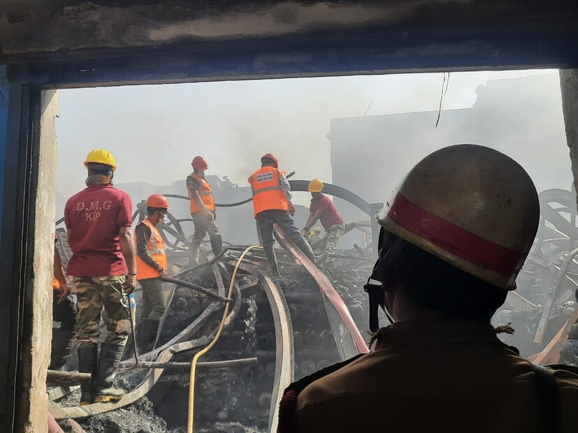 তবে ট্যাংরার এই ভয়াবহ অগ্নিকাণ্ড আরও একবার চোখে আঙুল দিয়ে দেখিয়ে দিল এই শহরের বুকে পুকুর বা জলাশয়ের প্রয়োজনীয়তা কতটা। কারণ যে গুদামে আগুন লেগেছে, তার সংলগ্ন ভবাপাগলা সরণির একটি পুকুর থেকে শনিবার রাত থেকে লাগাতার জল তুলেছে দমকল। স্থানীয় বাসিন্দারা সাহায্য করেছে দমকলকে সেই পুকুর চিহ্নিত করতে ও জল তুলতে।