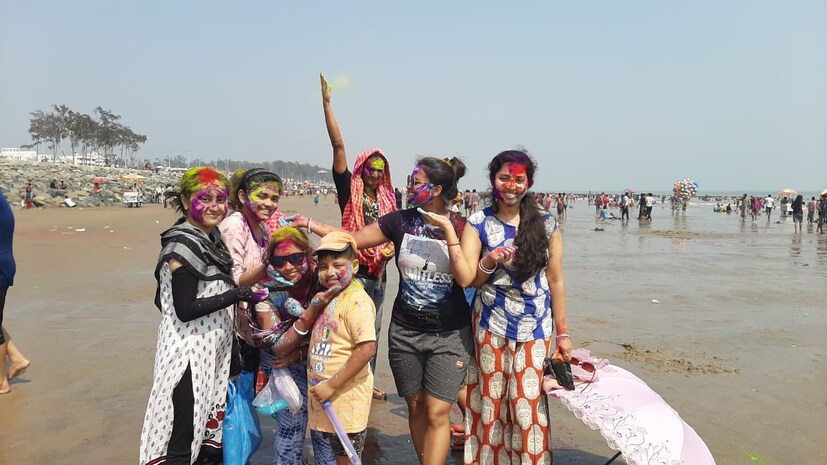 এমন ছুটির মুহূর্ত সচরাচর আসে না। তার উপর কোভিড পরিস্থিতি এখন কিছুটা শিথীল। তাই সুযোগ হাতছাড়া করছে না মানুষ। সমুদ্রের জলের সঙ্গে আবিরের রং মিশিয়ে চলছে আনন্দোৎসব। 