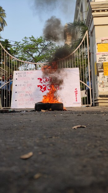 যদিও গঙ্গায় ফেরি সার্ভিস মোটের ওপর ছিল স্বাভাবিক। হাওড়া থেকে ফেয়ারলি, বাবুঘাট লঞ্চ স্বাভাবিক ছিল বাধাঘটে থেকে লঞ্চ চলাচল শুরু হলেও বাম কর্মীরা মিছিল করে গিয়ে বন্ধ করে দেয় পরিষেবা।