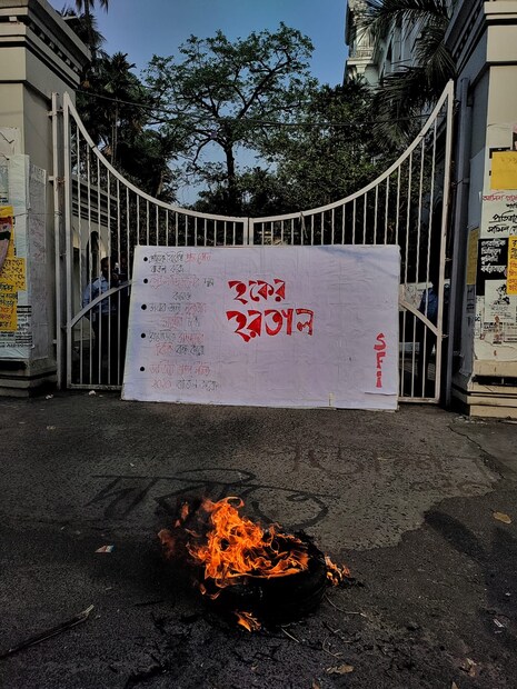 যদিও গঙ্গায় ফেরি সার্ভিস মোটের ওপর ছিল স্বাভাবিক। হাওড়া থেকে ফেয়ারলি, বাবুঘাট লঞ্চ স্বাভাবিক ছিল বাধাঘটে থেকে লঞ্চ চলাচল শুরু হলেও বাম কর্মীরা মিছিল করে গিয়ে বন্ধ করে দেয় পরিষেবা।