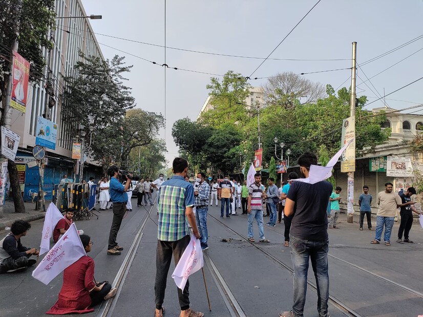 বিটি রোড চিড়িয়ামোড় থেকে মিছিল করে বনধ সমর্থনকারীরা। প্রেসিডেন্সির সামনে টায়ার জ্বালিয়ে বিক্ষোভ করতে দেখা যায় বাম সমর্থকদের। হাওড়া সানপুরে রাস্তা অবরোধ, পুলিশের সাথে ধস্তাধস্তি বাম কর্মীদের। গ্রেফতার করা হয় অবরোধকারীদের।